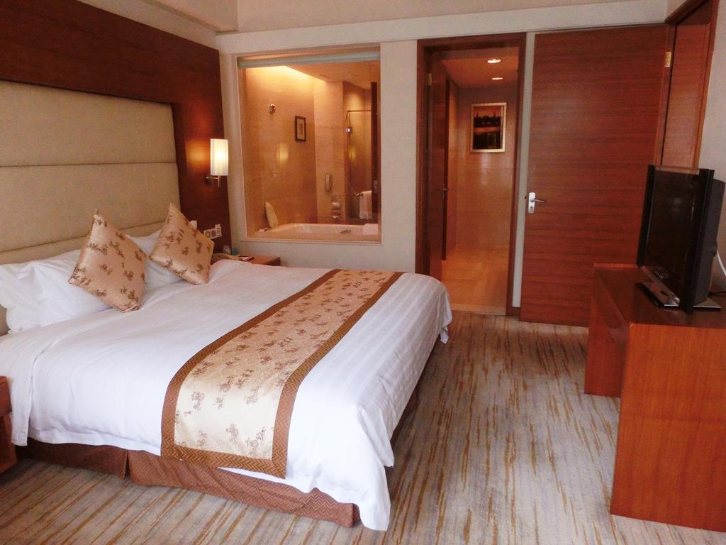 Ramada Plaza Guangzhou Hotel Room photo