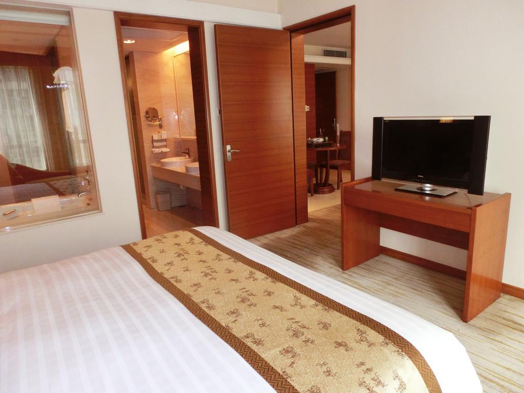 Ramada Plaza Guangzhou Hotel Room photo